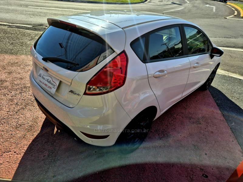 FORD - FIESTA - 2018/2019 - Branca - R$ 58.000,00