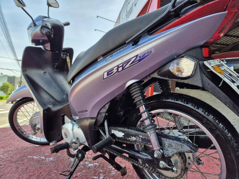 HONDA - BIZ 125 - 2015/2015 - Prata - R$ 11.500,00