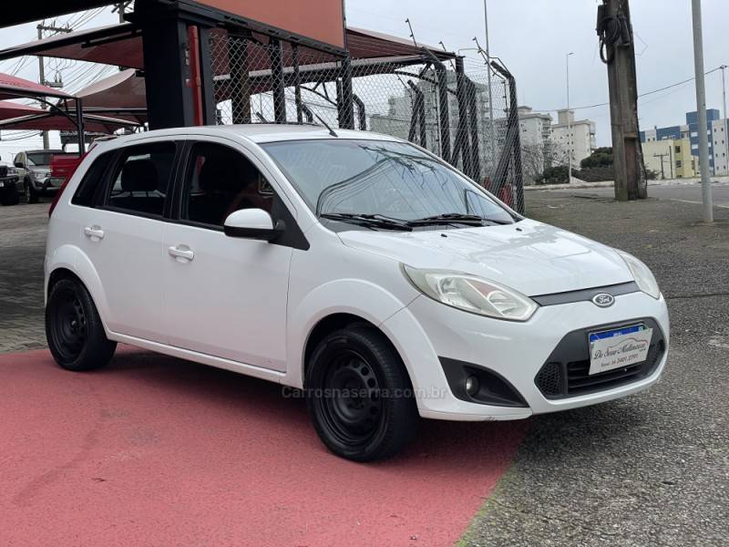 FORD - FIESTA - 2010/2011 - Branca - R$ 32.000,00