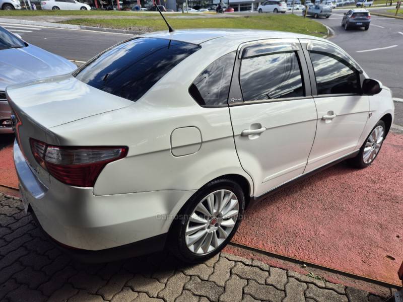 FIAT - GRAND SIENA - 2015/2016 - Branca - R$ 41.000,00