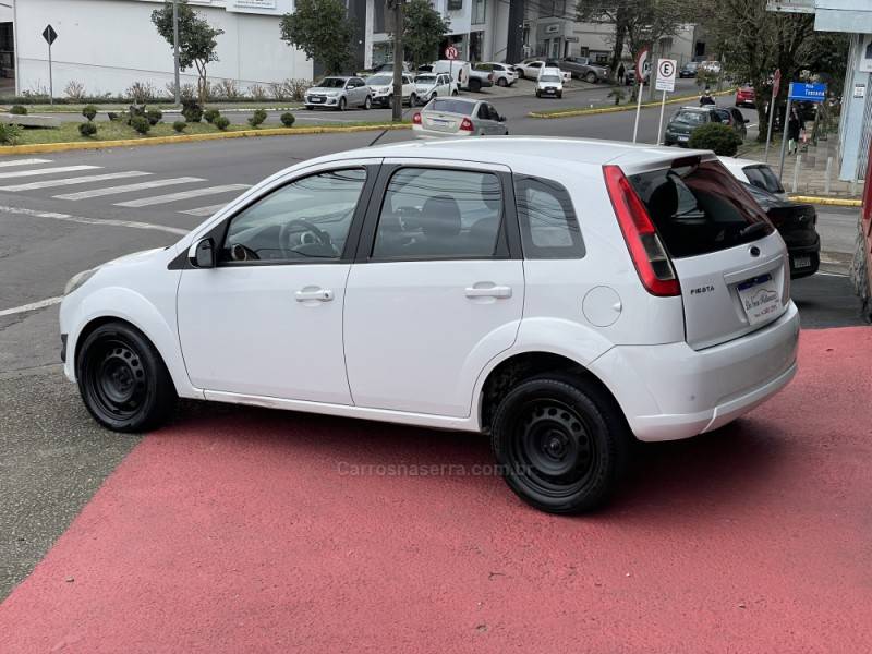 FORD - FIESTA - 2010/2011 - Branca - R$ 32.000,00