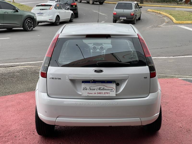 FORD - FIESTA - 2010/2011 - Branca - R$ 32.000,00