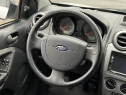 FORD - FIESTA - 2010/2011 - Branca - R$ 32.000,00