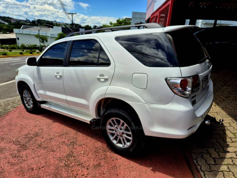 TOYOTA - HILUX - 2013/2013 - Branca - R$ 103.000,00