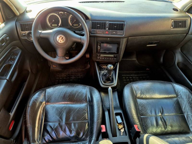 VOLKSWAGEN - GOLF - 2005/2006 - Prata - R$ 35.000,00