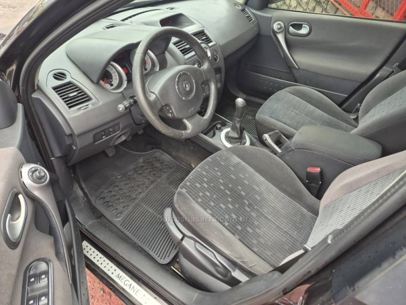 RENAULT - MÉGANE - 2010/2011 - Preta - R$ 30.000,00