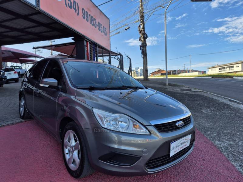 FORD - FOCUS - 2010/2011 - Cinza - R$ 40.000,00