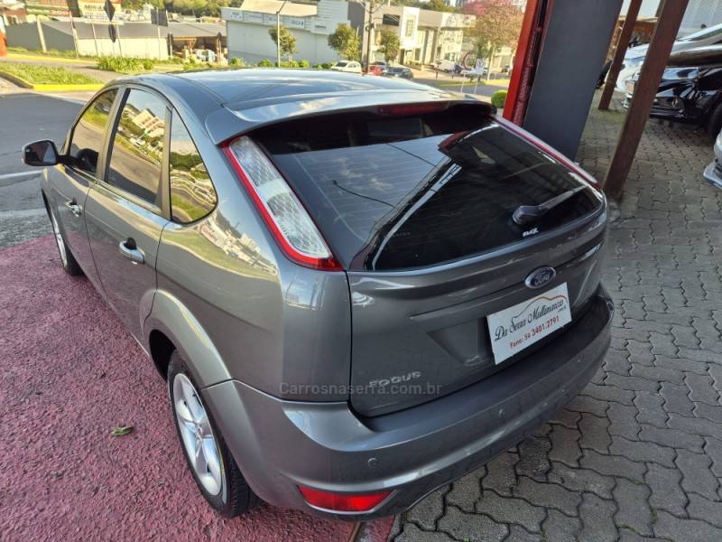 FORD - FOCUS - 2010/2011 - Cinza - R$ 40.000,00