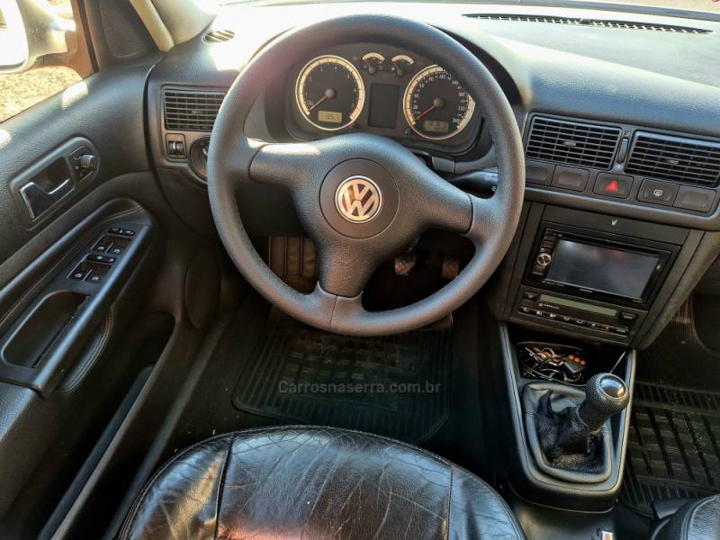 VOLKSWAGEN - GOLF - 2005/2006 - Prata - R$ 35.000,00