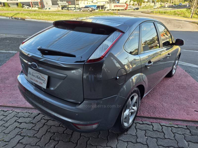 FORD - FOCUS - 2010/2011 - Cinza - R$ 40.000,00