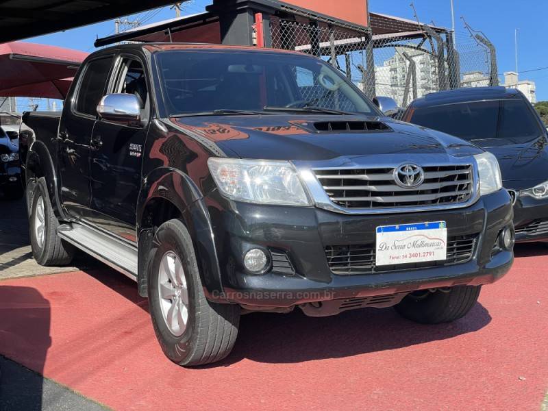 TOYOTA - HILUX - 2013/2013 - Preta - R$ 135.000,00