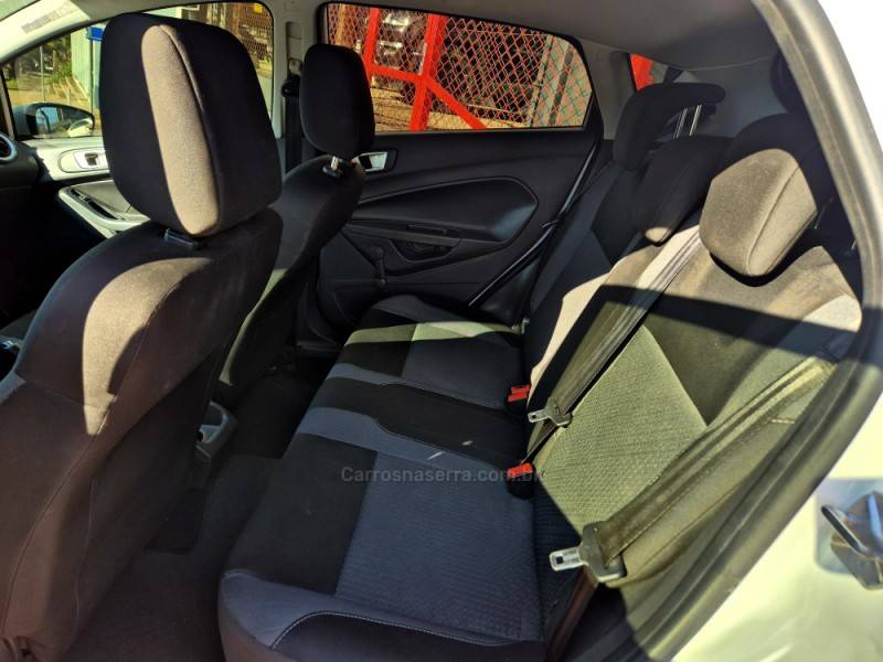 FORD - FIESTA - 2018/2019 - Branca - R$ 58.000,00